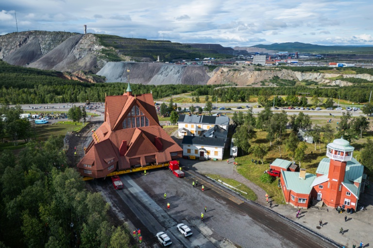 Kiruna Kyrka sur rails lors du déménagement