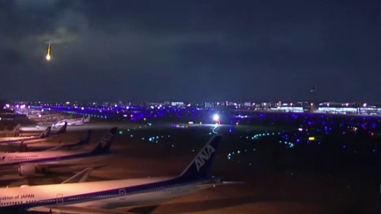 Boule de feu traversant le ciel japonais