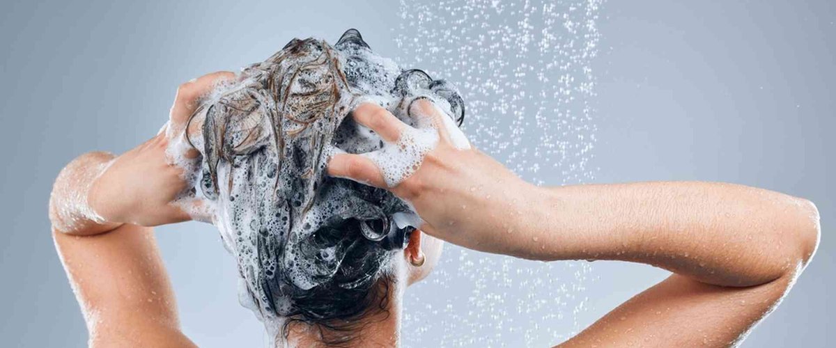 Conseils pratiques pour espacer les lavages cheveux