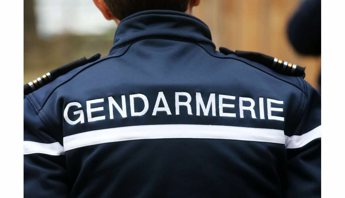 Mère placée en détention provisoire après découverte du bébé