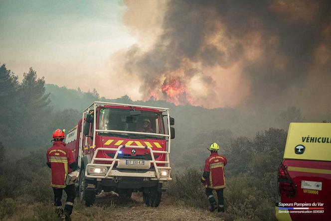 Sapeurs-pompiers combattant l'incendie dans le Var