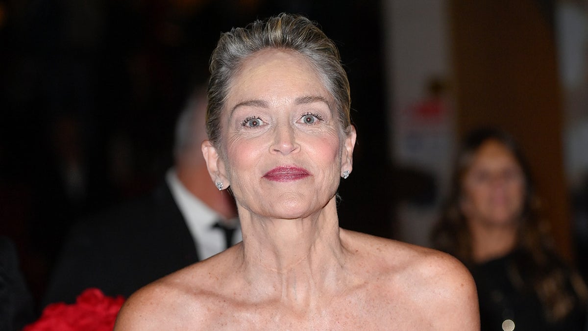Sharon Stone en robe rouge sur tapis rouge