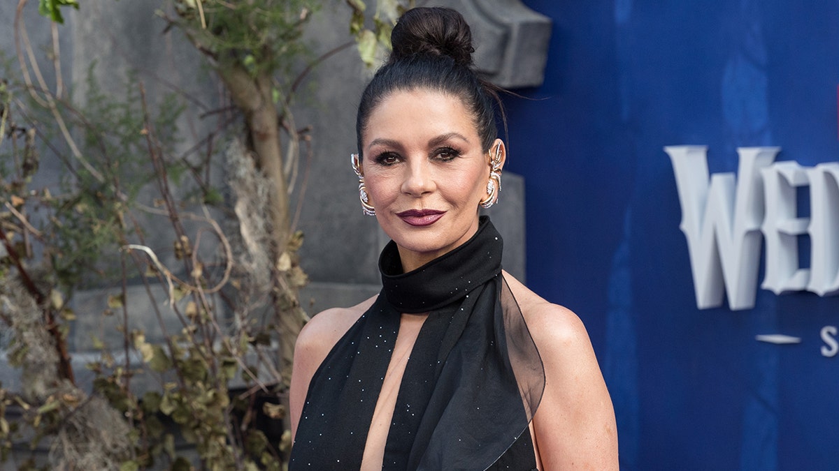 Catherine Zeta-Jones en robe noire