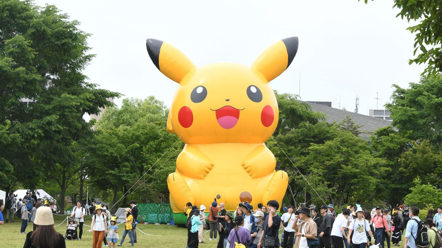 Images montrant des cartes Pokémon et des menus McDonald’s