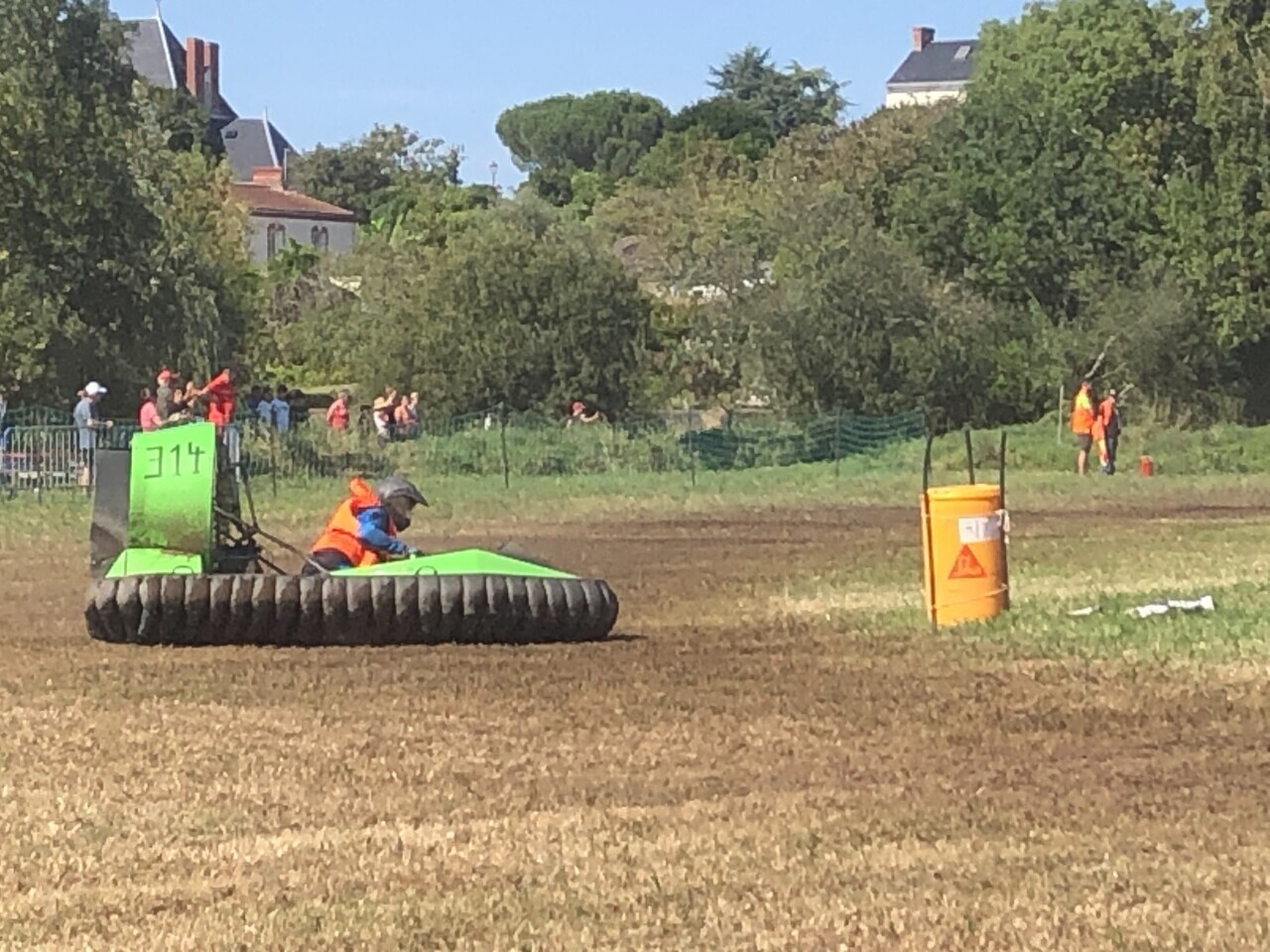Aéroglisseur en action lors d'une compétition européenne