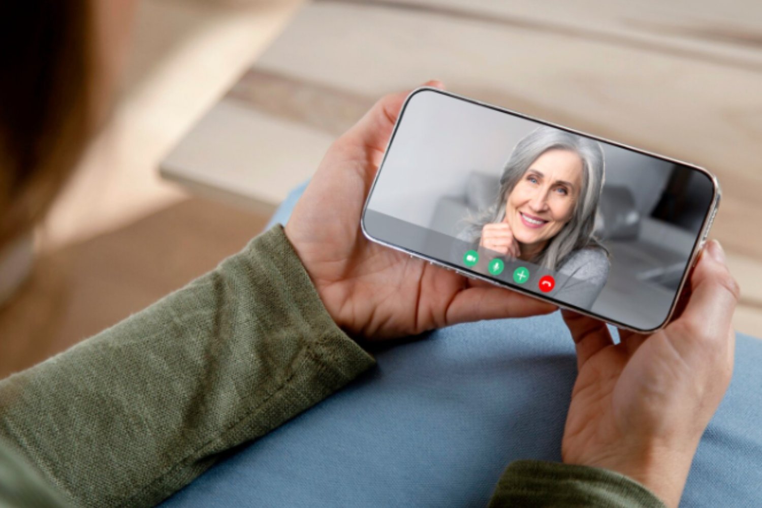 Femmes quechuas recevant messages vocaux