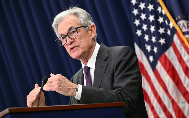 Powell lors d'un discours sur les baisses de taux
