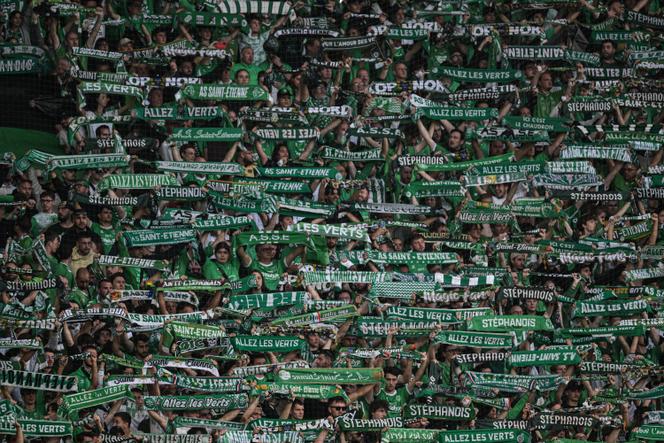 Supporteurs de l'AS Saint-Etienne au stade Geoffroy‑Guichard