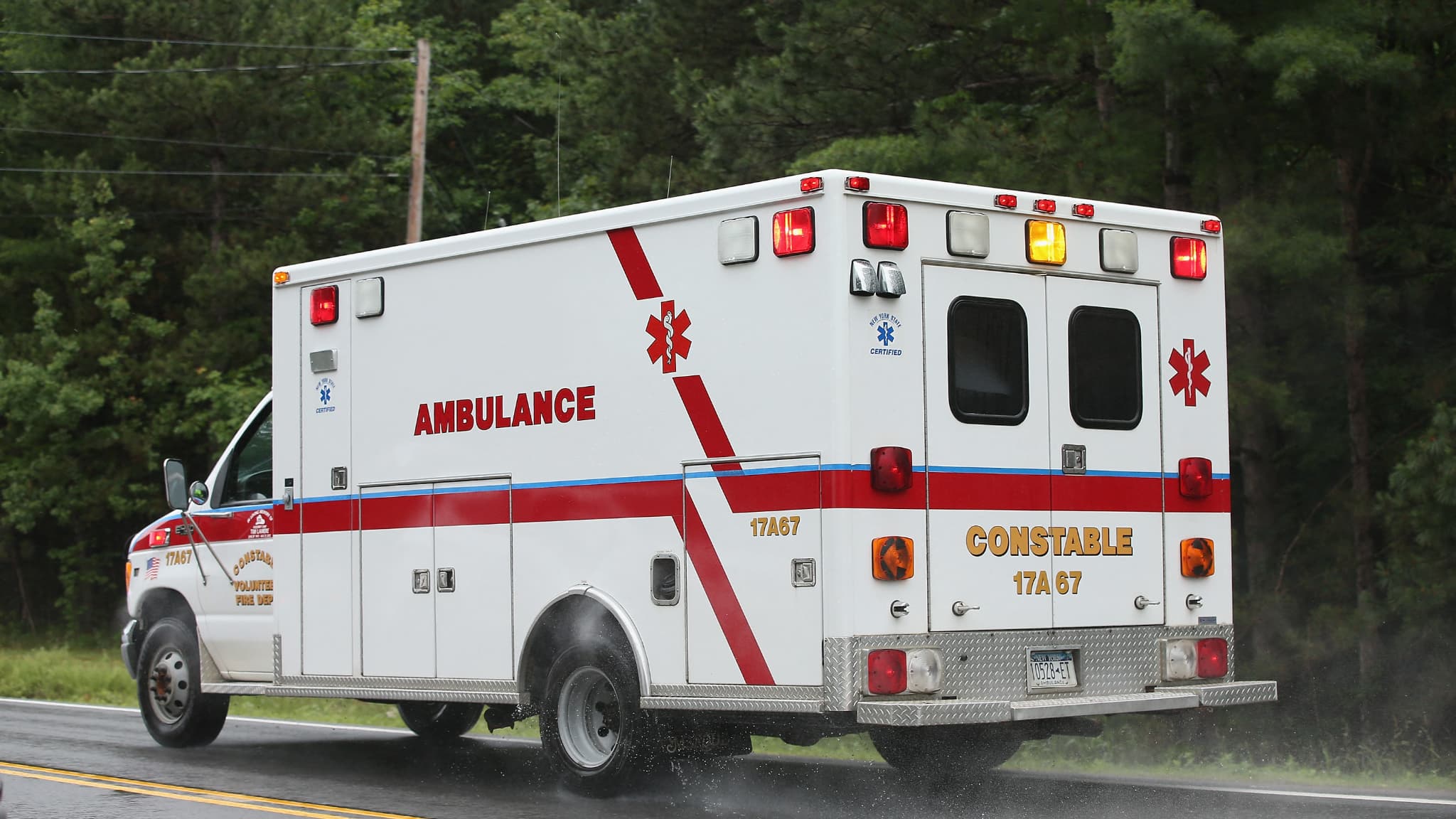 Ambulance sur une autoroute près de l'État de New York