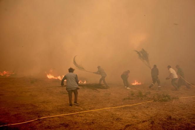 Habitants luttant contre un incendie près d'Orense