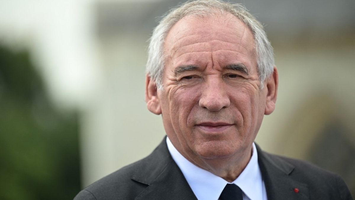 Bayrou lors d'une conférence de presse sur le budget