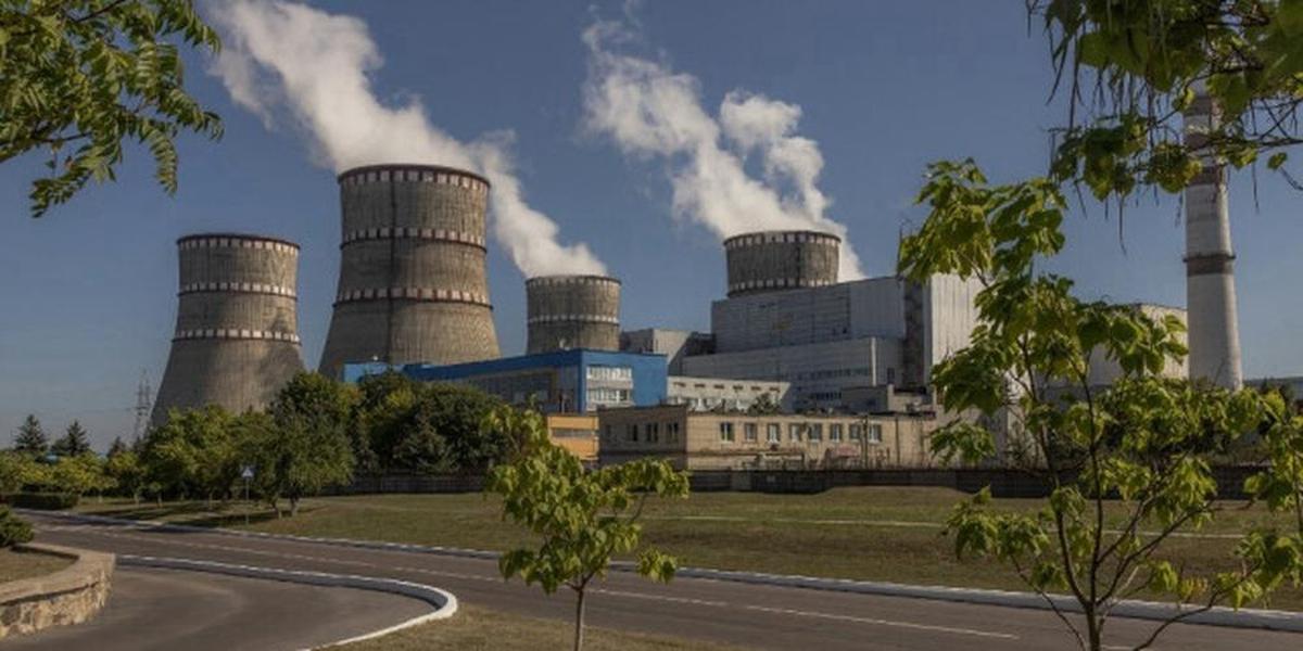 Vue d’une centrale nucléaire touchée par des drones