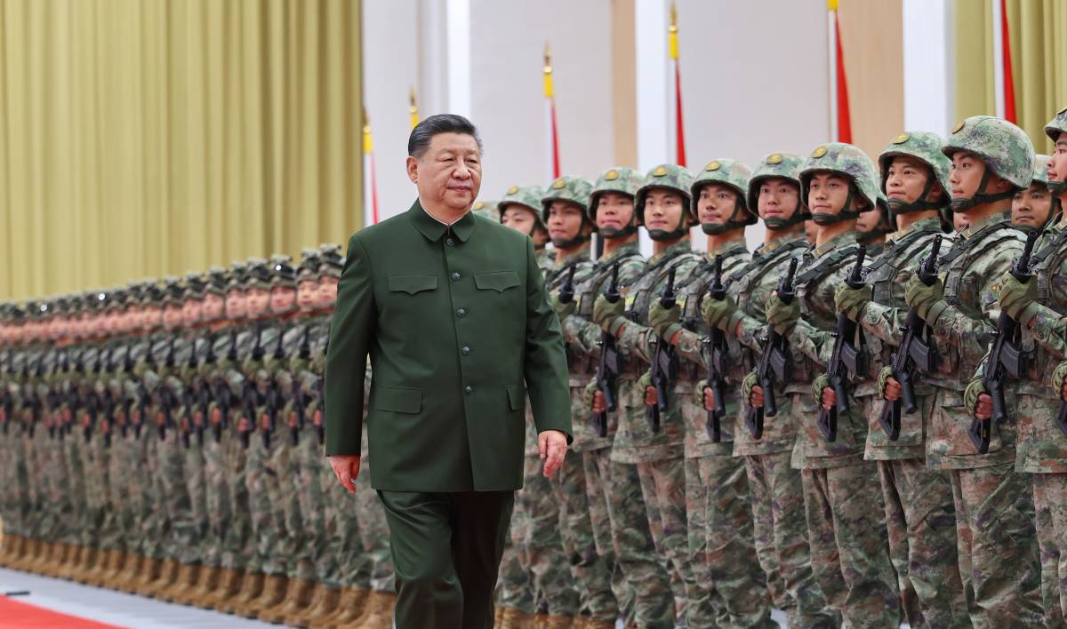 Défilé militaire chinois et équipements modernes