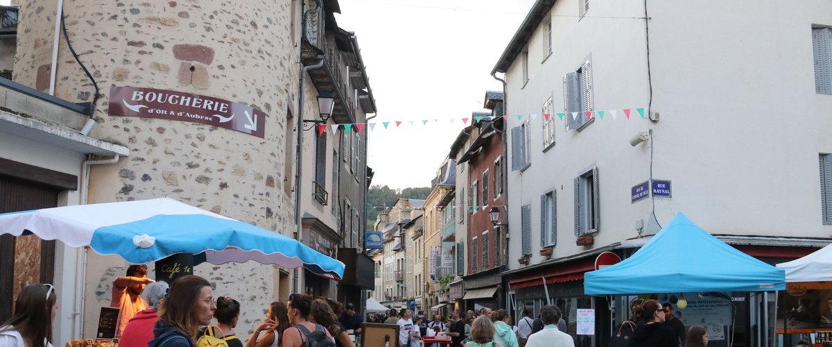 Vue d'un marché nocturne estival, Saint Geniez d'Olt et Aubrac