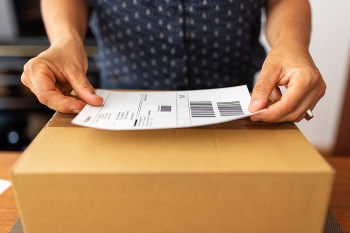 Colis et étiquette d'expédition pour e‑commerce