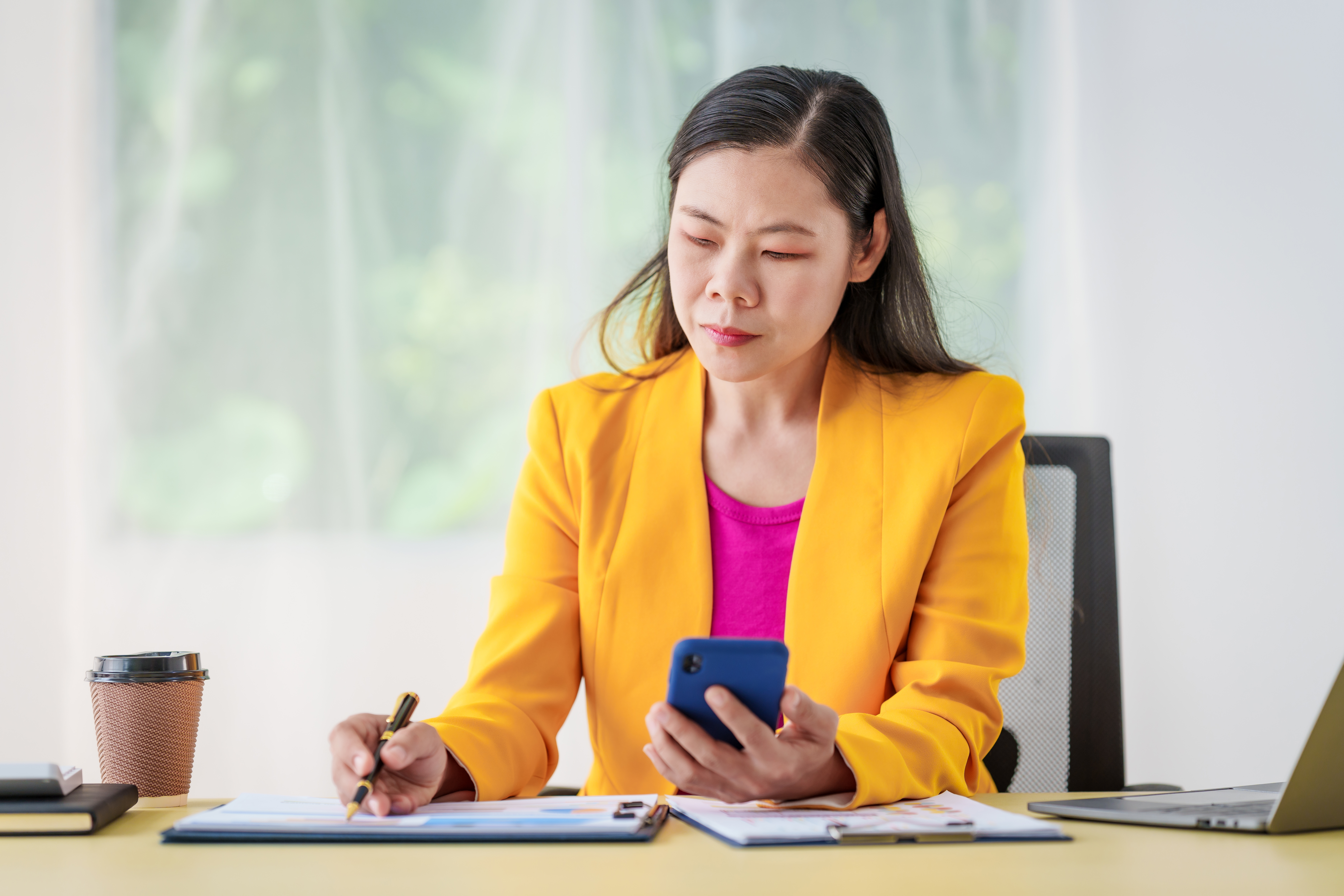 Investisseur tenant un téléphone au bureau