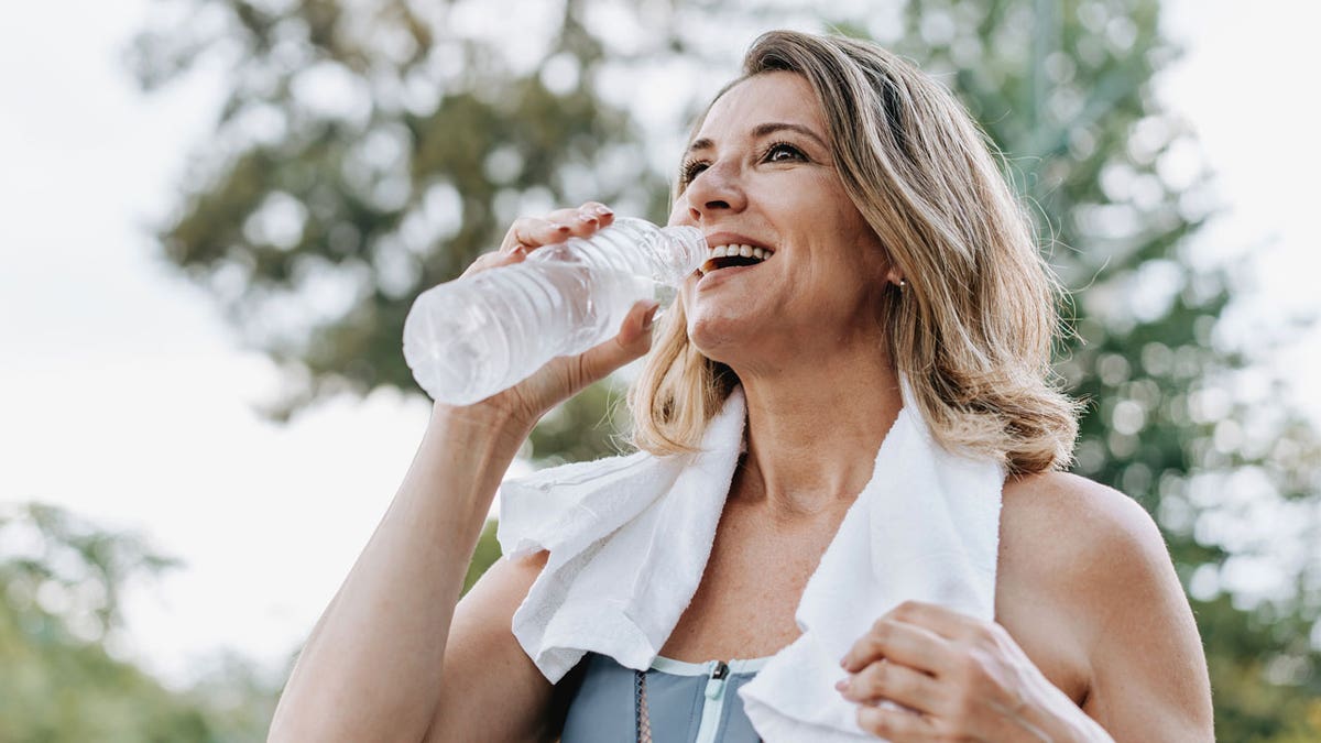 Femme buvant de l'eau lors d'une étude