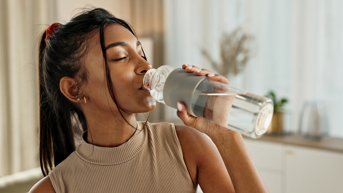Femme s'hydratant pendant un test