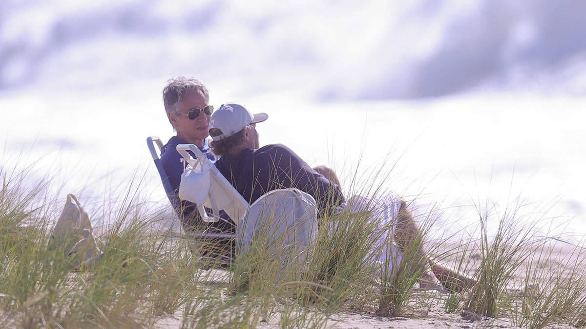 Antony Blinken assis sur la plage Georgica