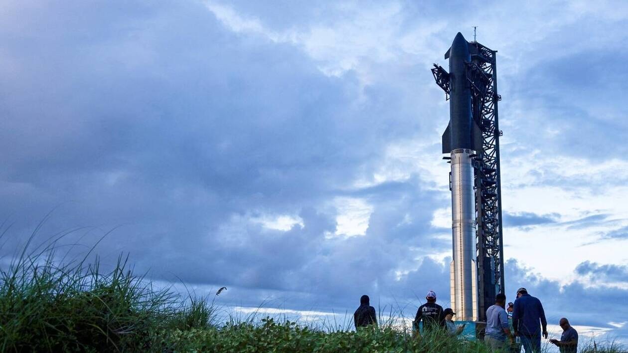 Vue générale de la mégafusée Starship en préparation