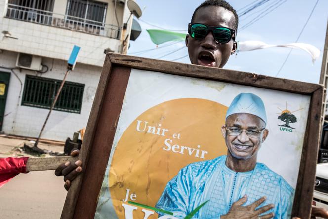 Partisan brandissant affiche de Cellou Dalein Diallo