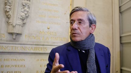 Charles de Courson s'adressant aux journalistes