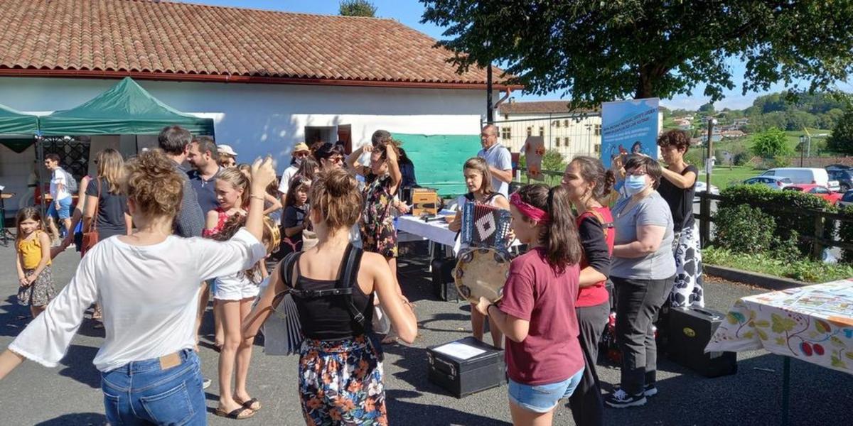 Vue du forum des associations à Espelette