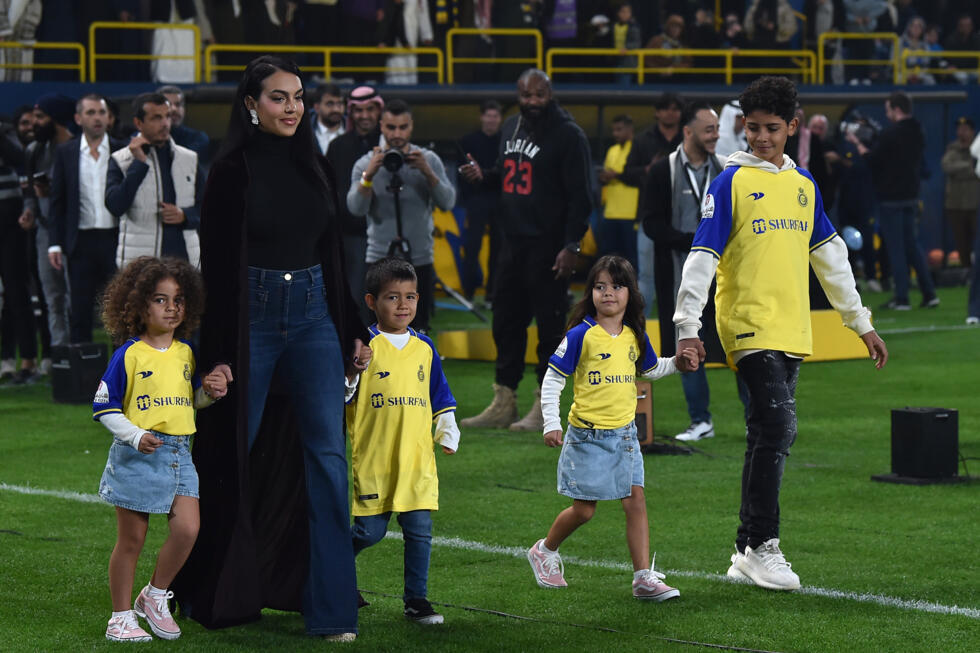 Georgina Rodriguez marchant dans le stade avec des enfants