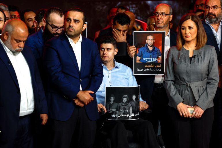 Employés d'Al Jazeera rendant hommage à leurs collègues à Doha