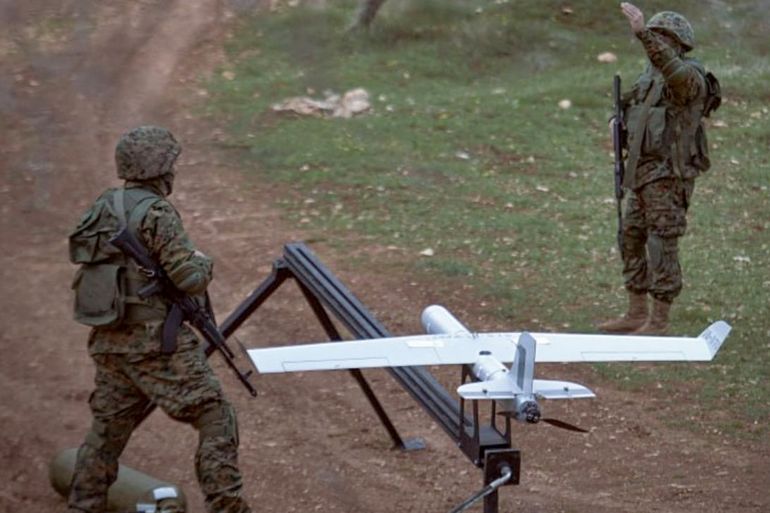 Membres du Hezbollah avec un drone