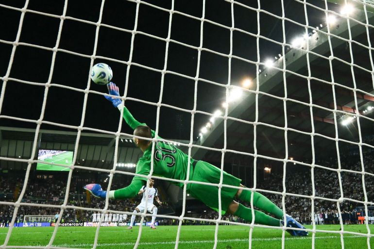 Lucas Chevalier célèbre la victoire du PSG lors des tirs au but