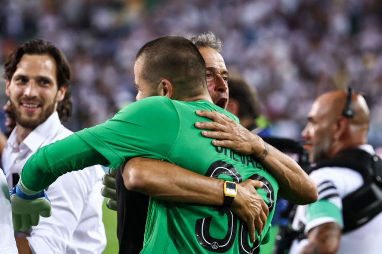 Luis Enrique embrasse son gardien après la victoire du PSG en Supercoupe