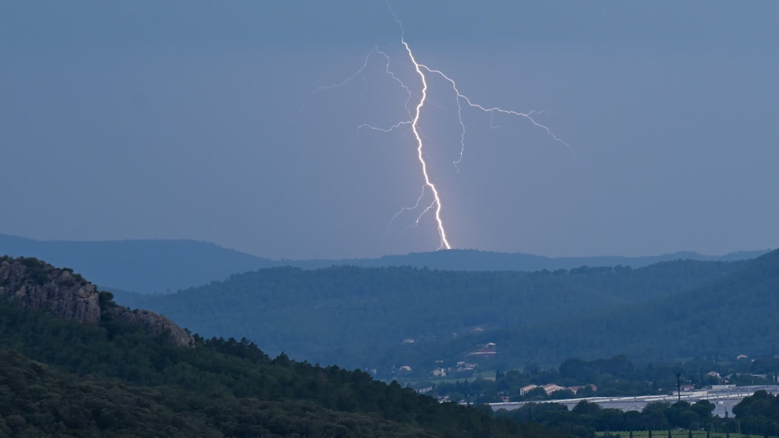 Éclair frappant une colline lors d’un orage