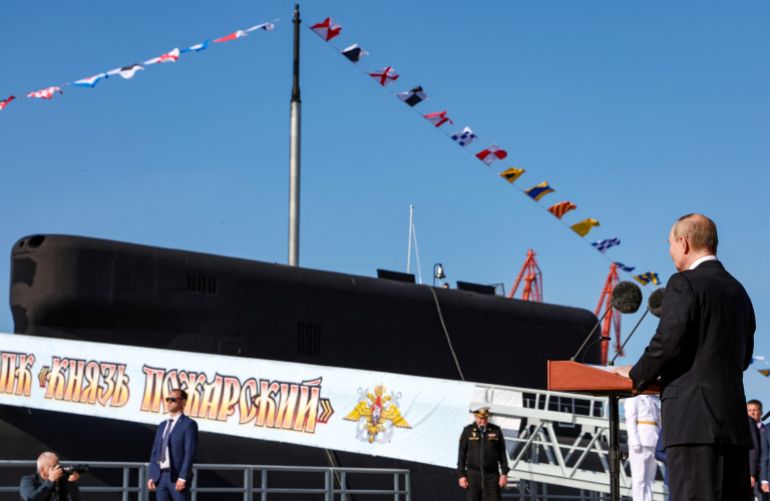 Vladimir Poutine lors de la levée du pavillon sur la Knyaz Bougarski, juillet 2025