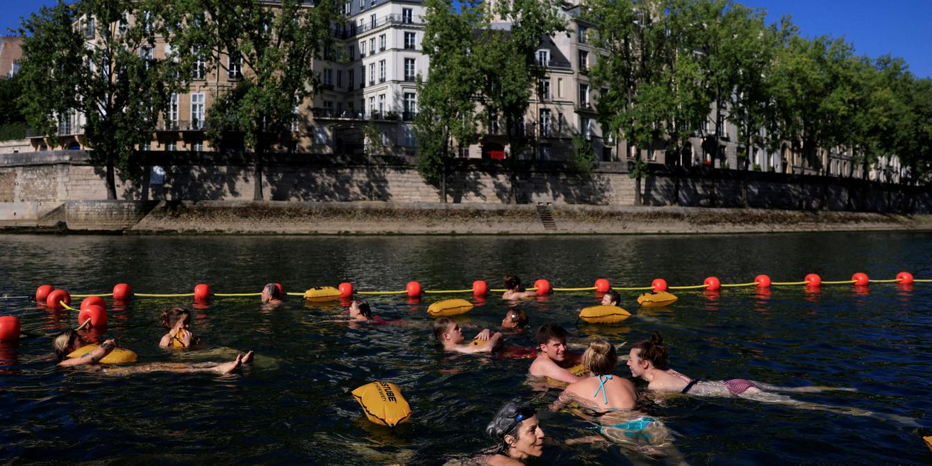 Vue d'une baignade urbaine sur la Seine en été
