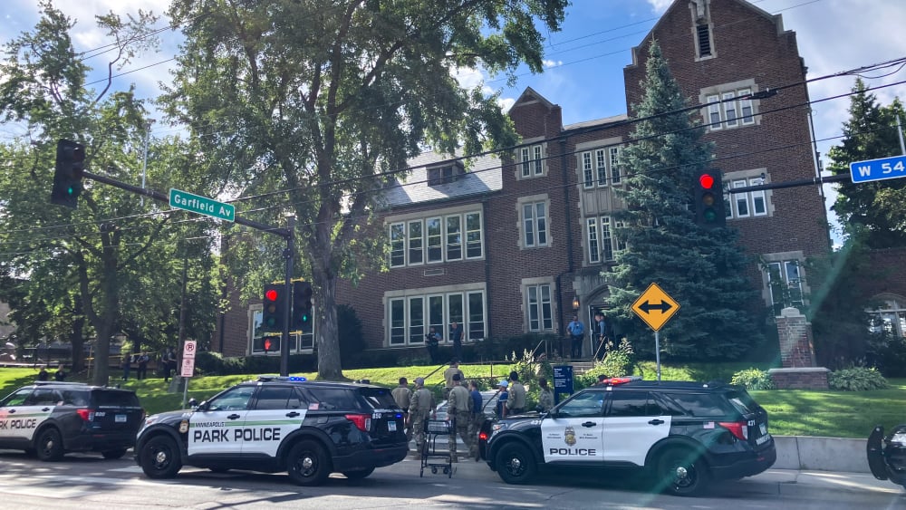 Police et premiers secours sur les lieux près de la scène