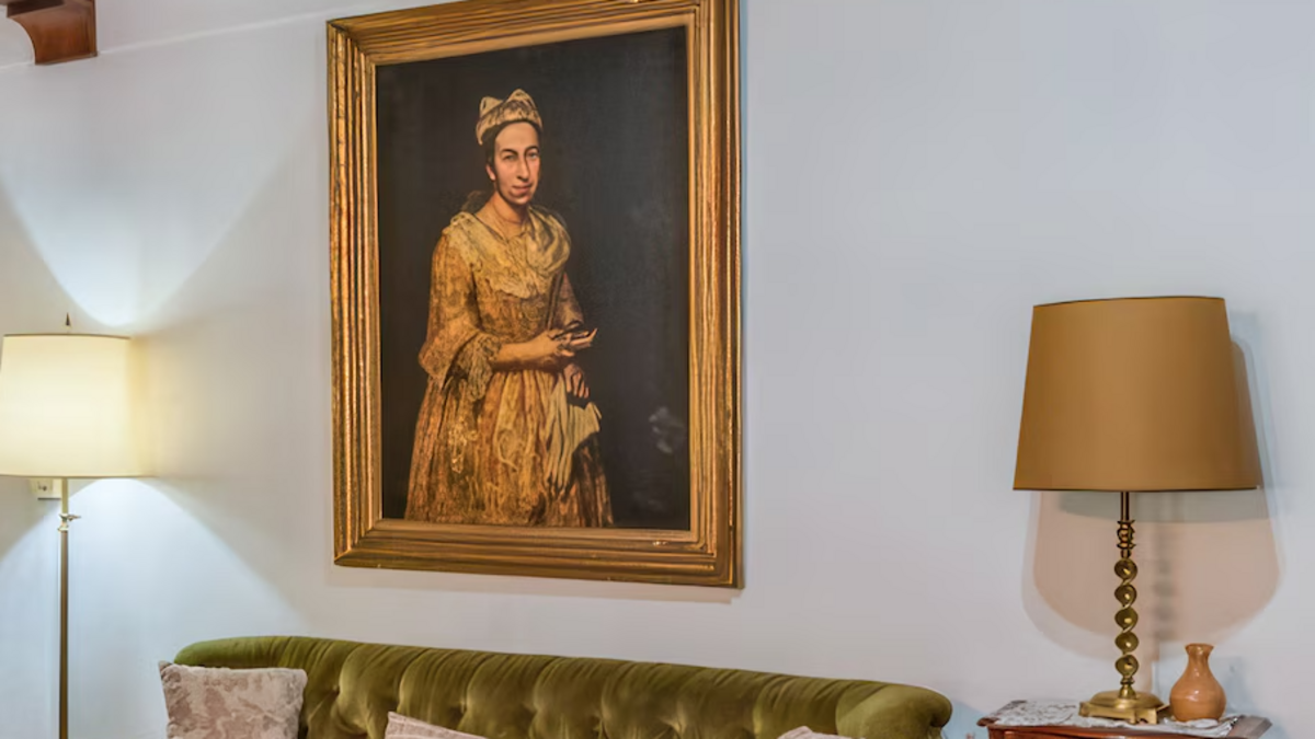Tableau posé au-dessus d’un canapé dans une annonce immobilière