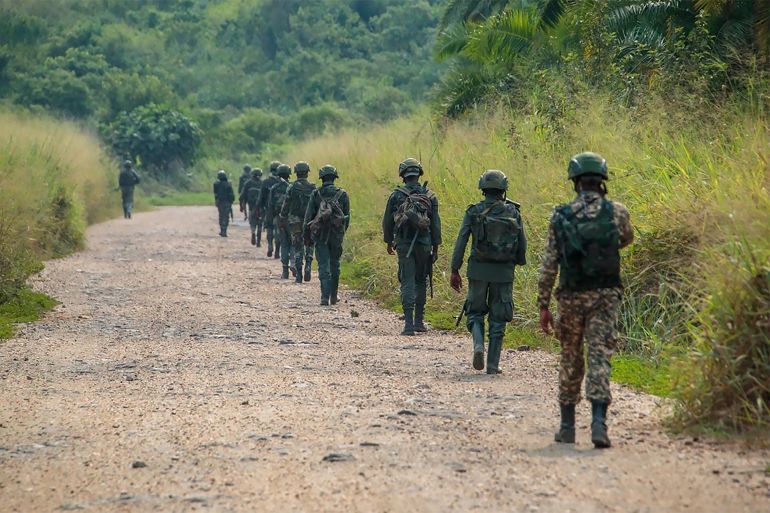 Patrouille à pied des combattants du M23 dans l'est de la RDC