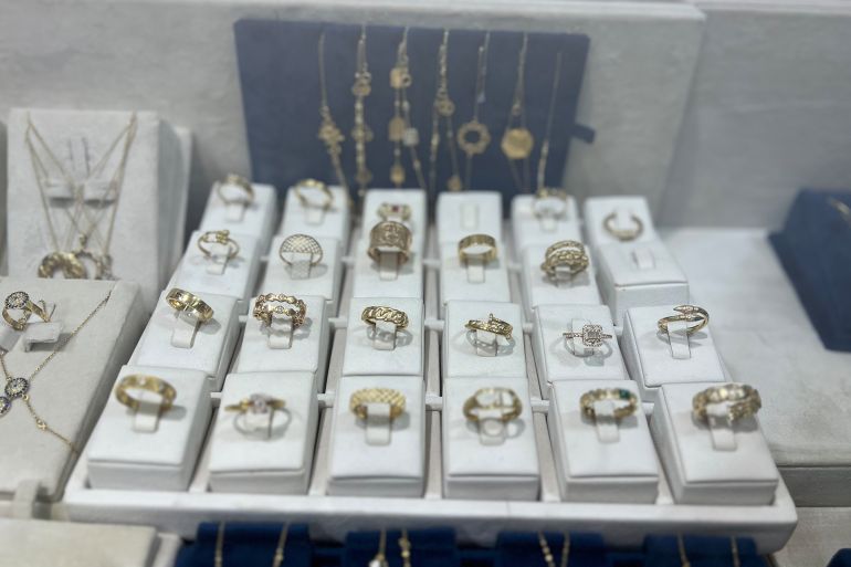 Bagues en or du magasin d'Imane Sallawi à Témara