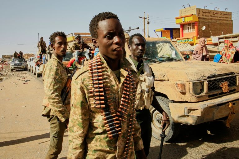 Soldats arrivant au marché d'Allafah dans une zone reprise récemment par l'armée soudanaise