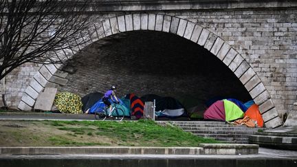 Familles d'enfants à la rue sous un pont à Paris