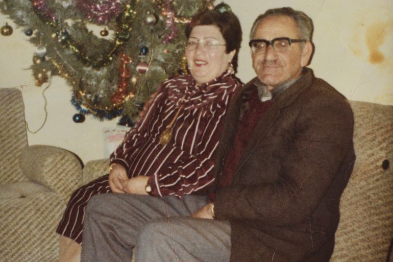 Amîr Danna et sa femme Widad devant la basṭa - archives du Musée palestinien