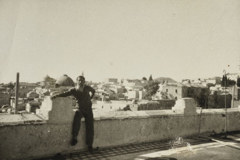 Amîr Danna près des murailles de la vieille ville de Jérusalem - archives du Musée palestinien