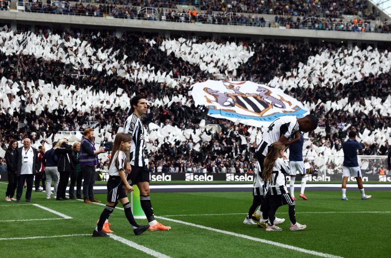 Sandro Tonali et Alexander Isak de Newcastle marchent sur la pelouse avant le dernier match de la saison