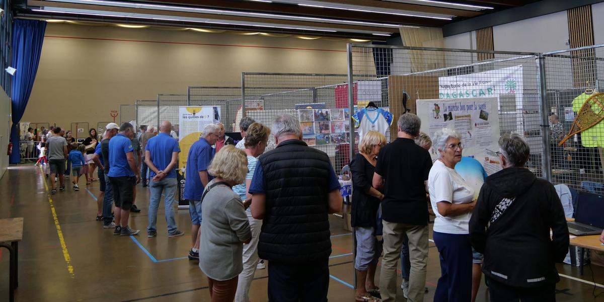 Vue générale des stands et visiteurs au Forum des associations de Morlaàs