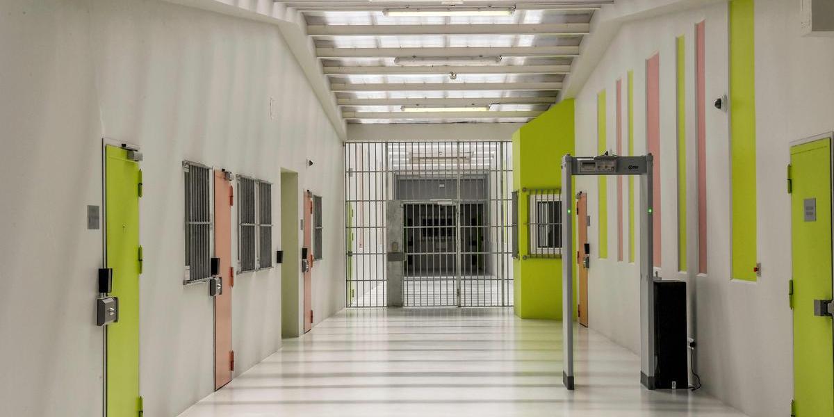 Couloirs inondés dans une prison française