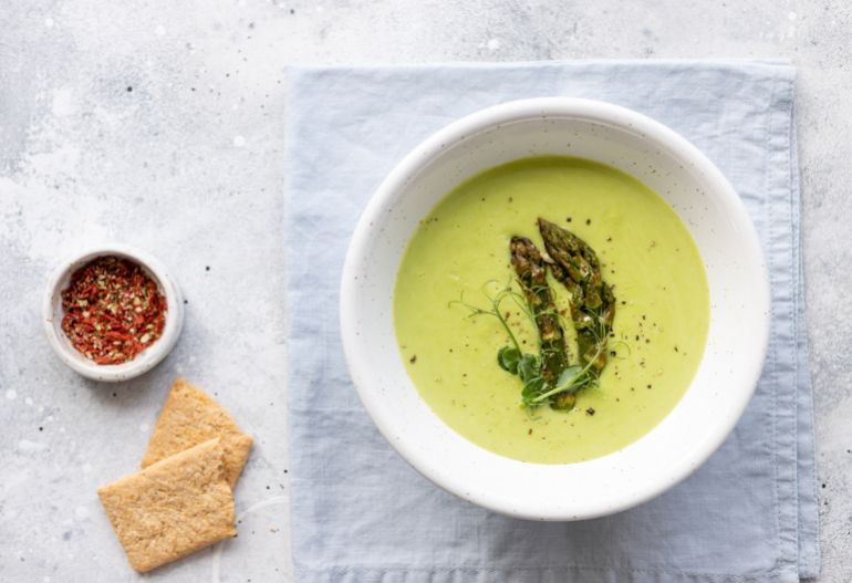 Soupe d'asperges au gingembre et lait de coco