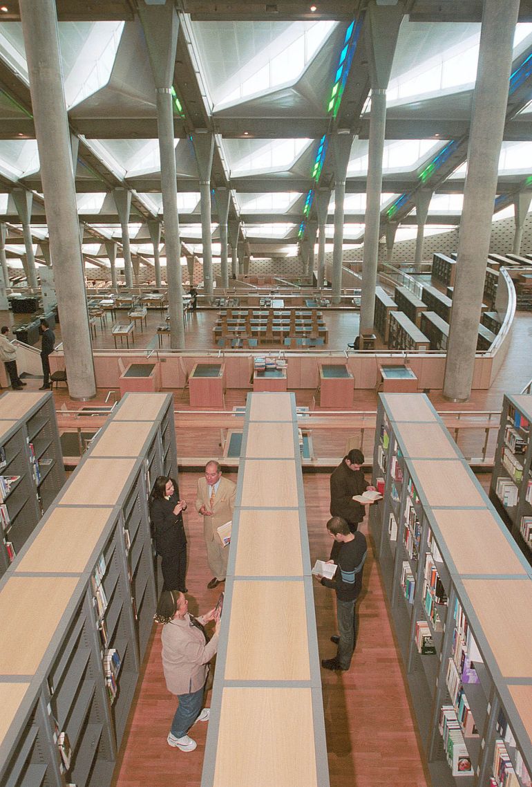 Personnel de la bibliothèque rangeant des livres