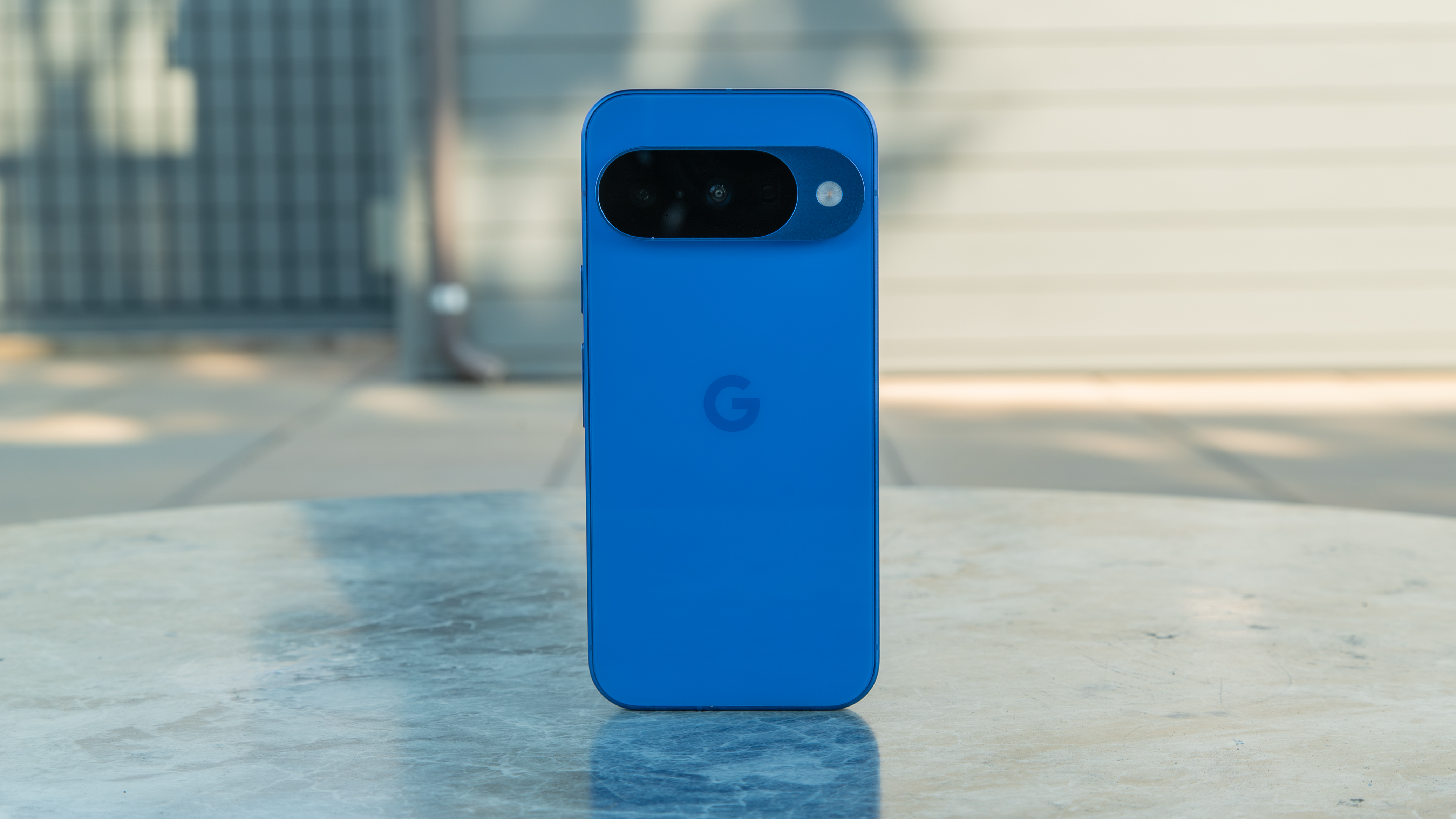 Pixel 10 posé sur marbre