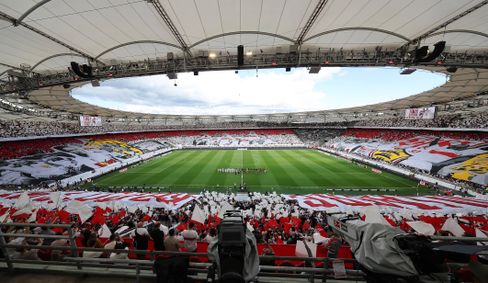 Supporters célébrant le Brustring de Stuttgart